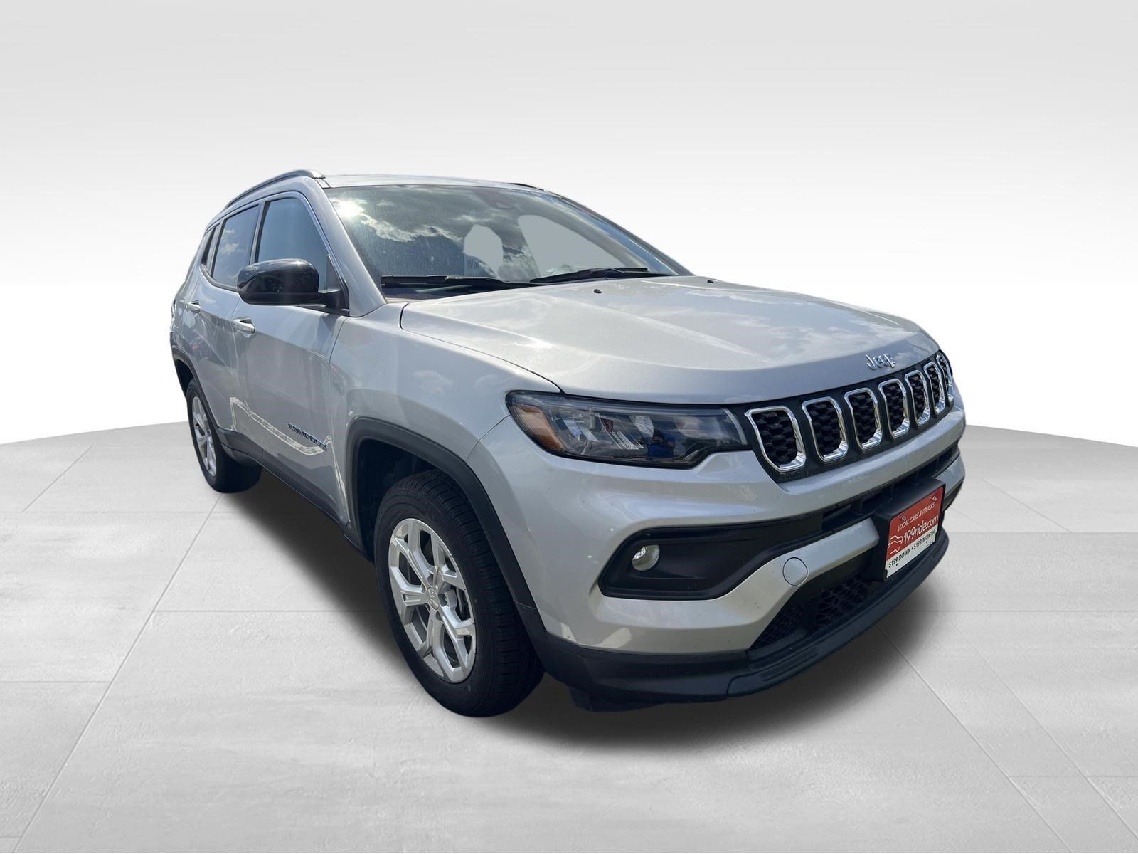Used 2024 Jeep Compass Latitude AWD/4WD image 3