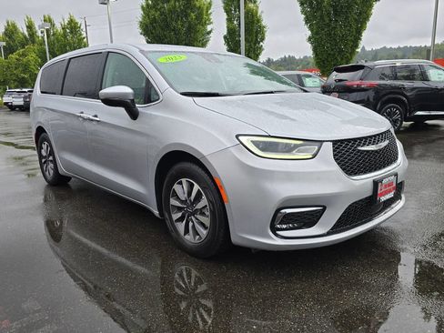 Used 2023 Chrysler Pacifica Touring-L FWD image 3