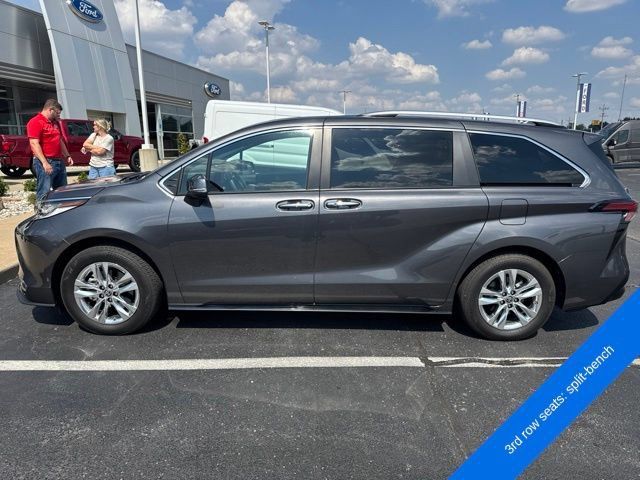 Used 2025 Toyota Sienna Limited AWD/4WD image 19