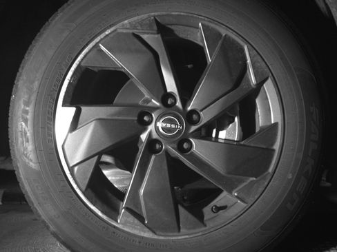 Used 2025 Nissan Rogue SV FWD image 13