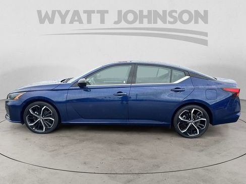 Used 2024 Nissan Altima 2.5 SR FWD image 2