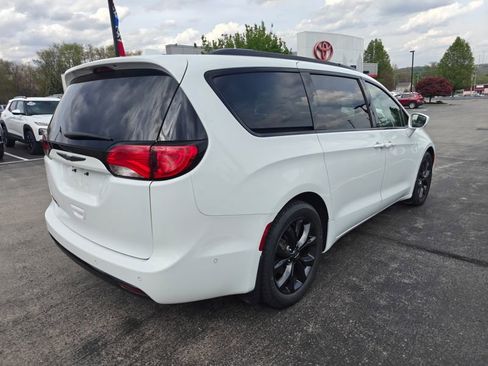 Used 2020 Chrysler Pacifica Touring-L Plus FWD image 4