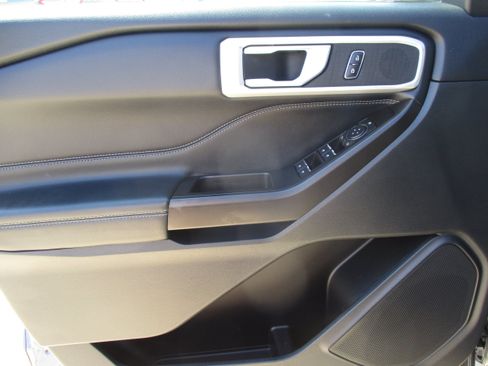 Used 2020 Ford Explorer XLT w/ Equipment Group 202A AWD/4WD image 32