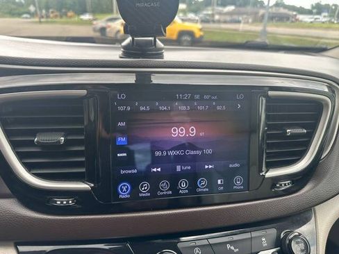 Used 2017 Chrysler Pacifica Touring-L FWD image 19