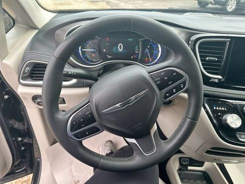 Used 2023 Chrysler Pacifica Touring-L FWD image 14
