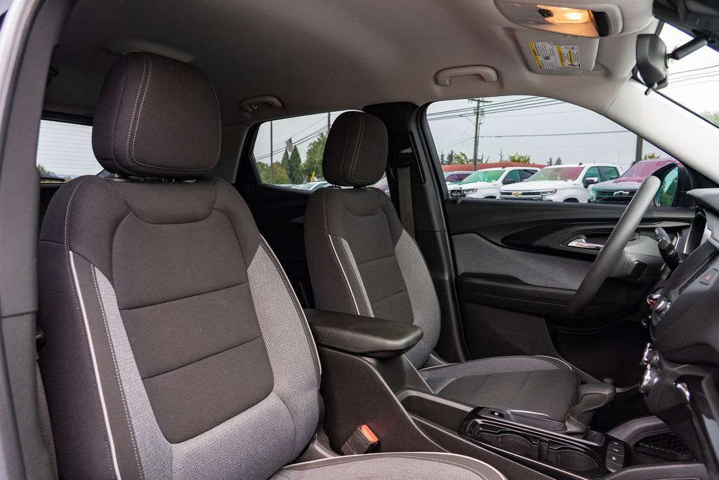 Used 2021 Chevrolet TrailBlazer LS w/ LPO, Blackout Package FWD image 29