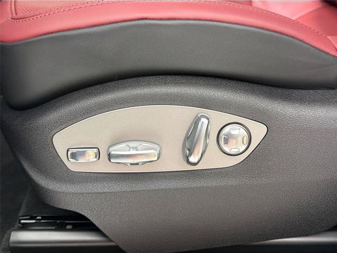 Certified 2026 Porsche Macan AWD/4WD image 32