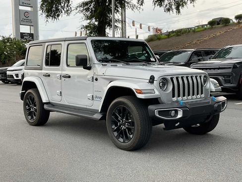 Used 2023 Jeep Wrangler Unlimited Sahara w/ Cold Weather Group AWD/4WD image 7