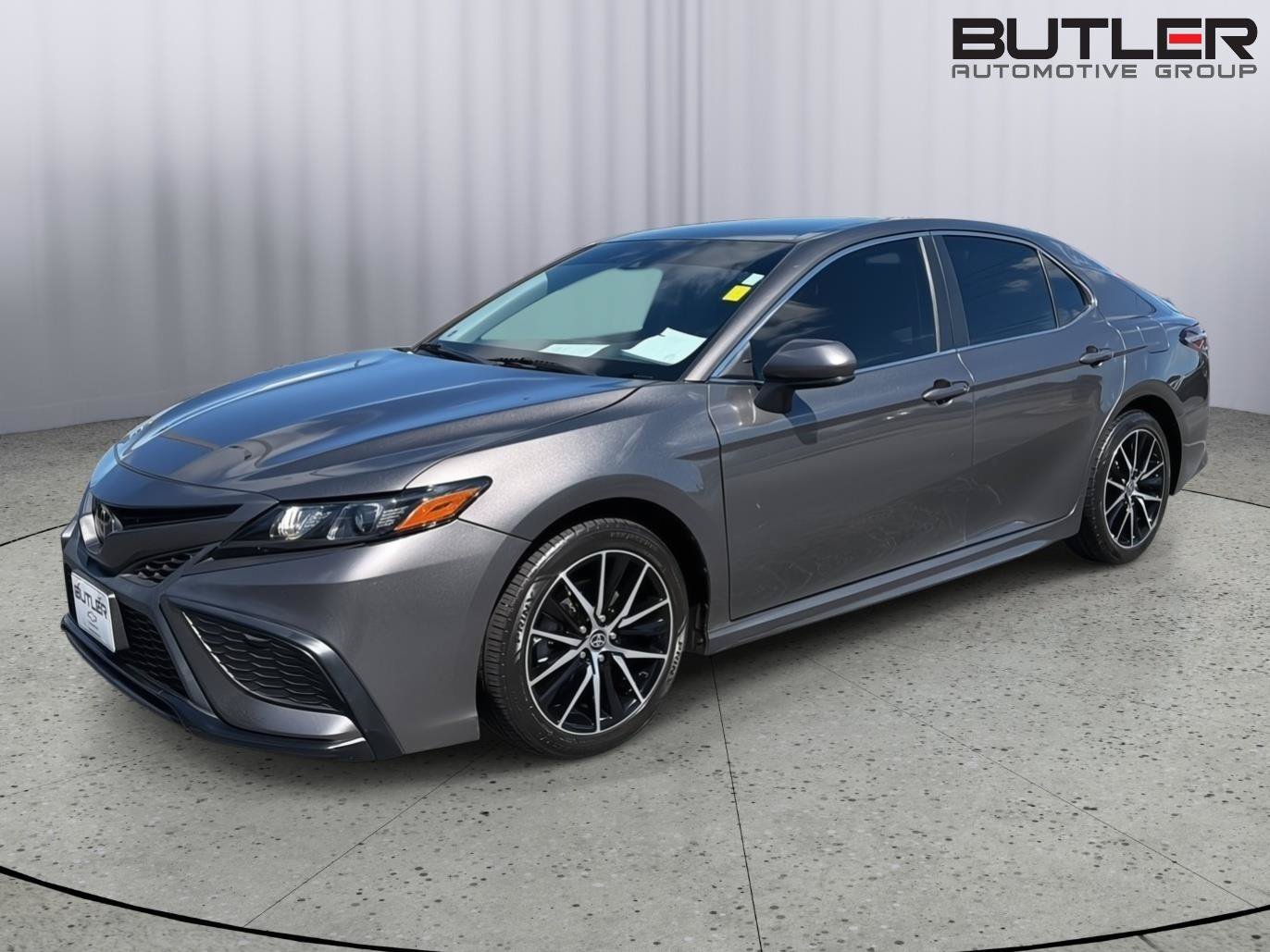 Used 2021 Toyota Camry SE FWD image 1