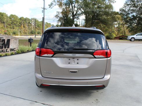 Used 2017 Chrysler Pacifica Touring-L Plus image 8