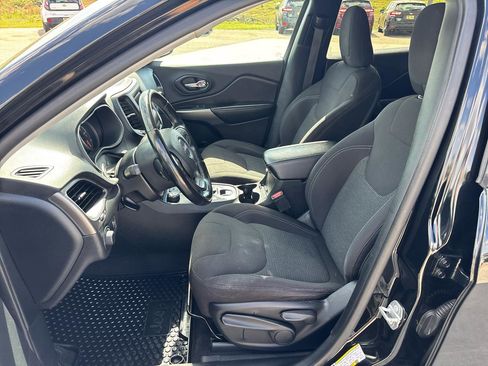 Used 2020 Jeep Cherokee Latitude w/ Cold Weather Group image 17