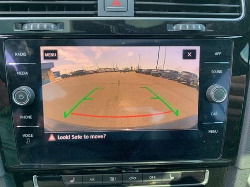 Used 2018 Volkswagen Golf 4-Door FWD image 29