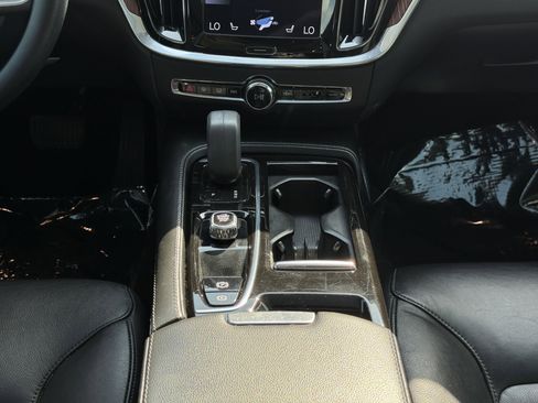 Used 2022 Volvo S60 T8 R-Design Expression image 24