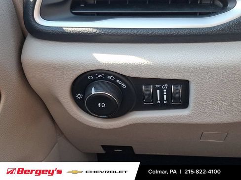 Used 2023 Chrysler Pacifica Touring-L FWD image 26