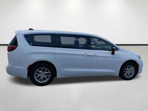 Used 2024 Chrysler Pacifica Touring-L FWD image 3