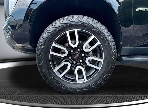Used 2025 GMC Yukon XL AT4 AWD/4WD image 34