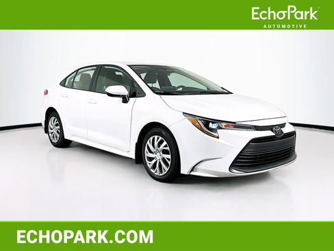 Used 2025 Toyota Corolla LE image 1