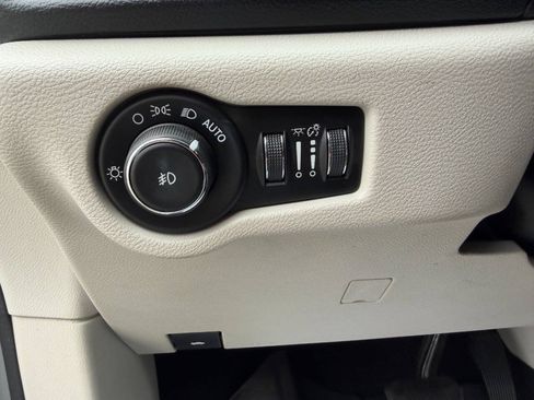 Used 2017 Chrysler Pacifica Touring-L FWD image 18