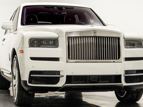 Used 2020 Rolls-Royce Cullinan image 3