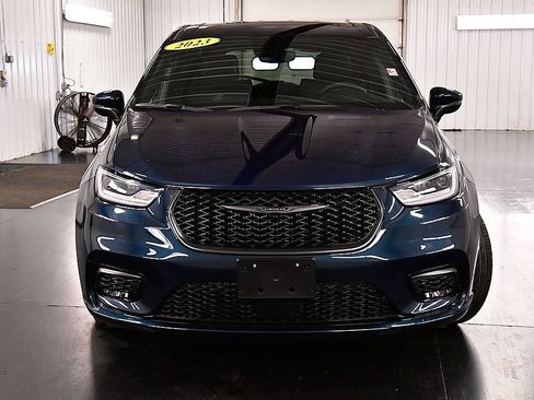 Used 2023 Chrysler Pacifica Touring-L w/ S Appearance Package FWD image 2