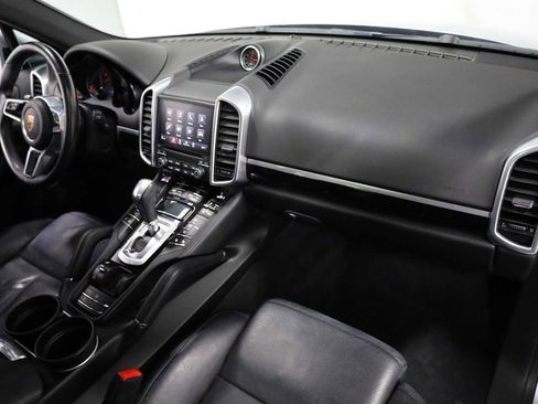 Used 2017 Porsche Cayenne image 6