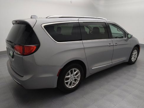 Used 2020 Chrysler Pacifica Touring-L image 10