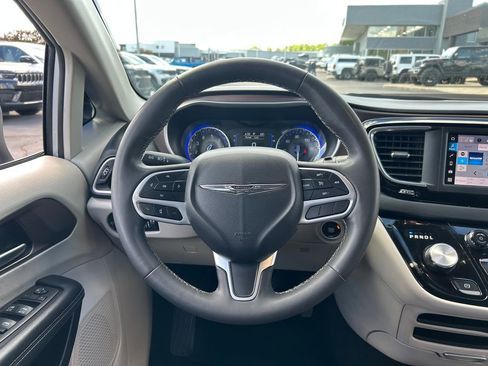 Used 2023 Chrysler Voyager LX FWD image 10