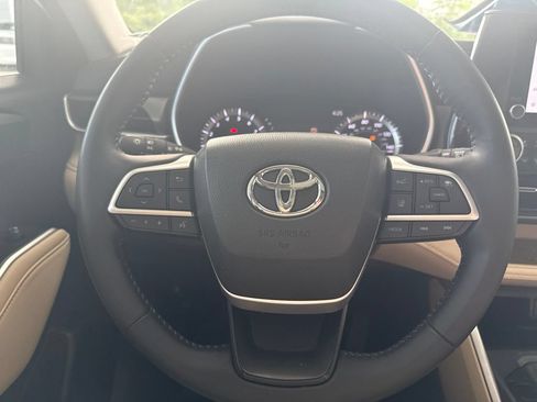 Used 2023 Toyota Highlander XLE FWD image 23