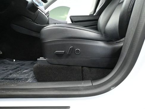 Used 2022 Tesla Model Y Long Range image 18