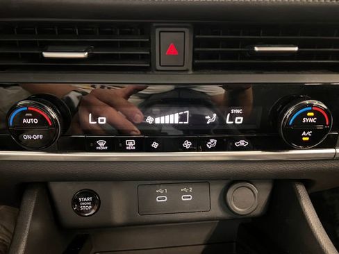 Used 2025 Nissan Rogue SV image 15