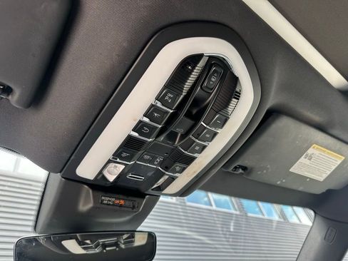 Certified 2023 Porsche Macan S AWD/4WD image 37