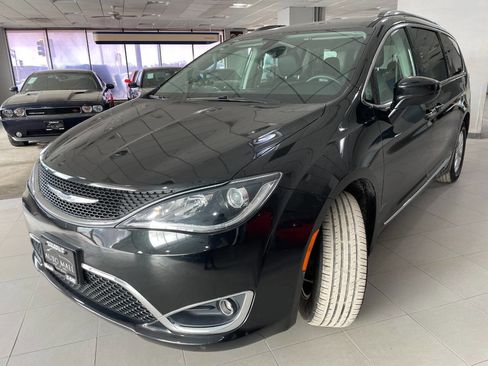 Used 2018 Chrysler Pacifica Touring-L image 3