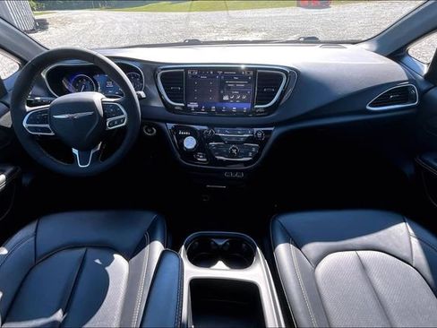 Used 2025 Chrysler Pacifica Select FWD image 13