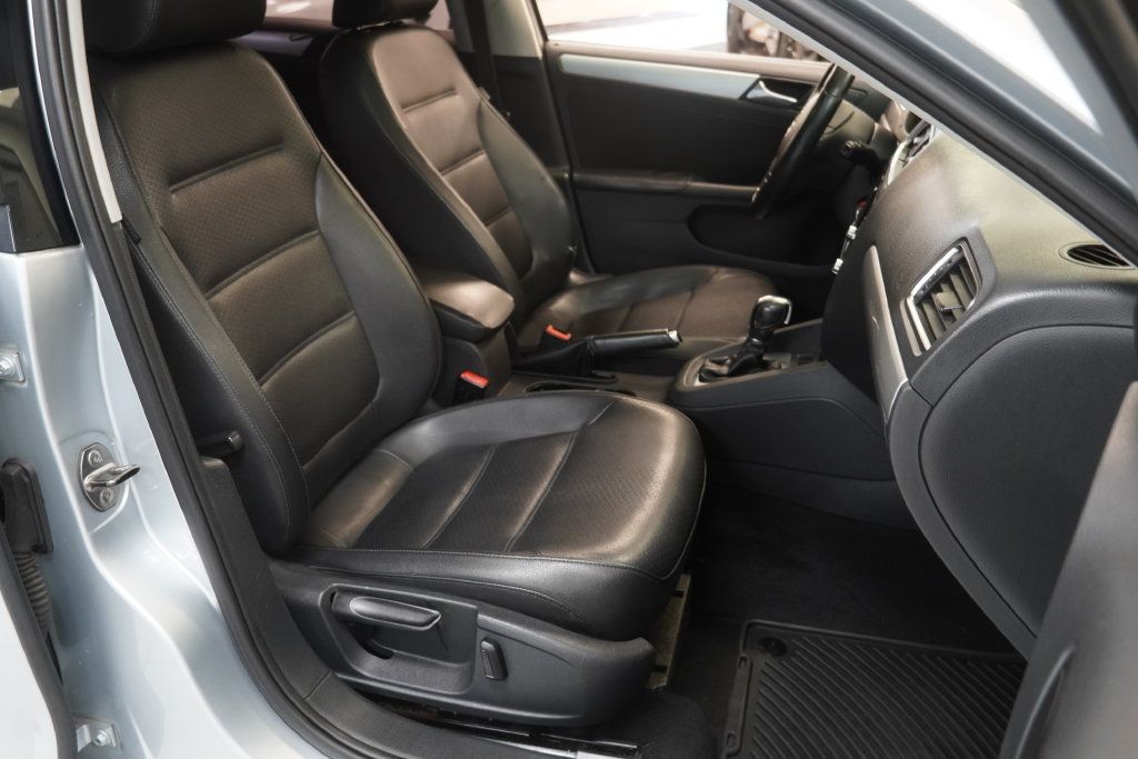Used 2013 Volkswagen Jetta SE FWD image 24