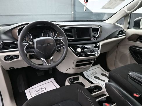 Used 2022 Chrysler Voyager LX FWD image 27