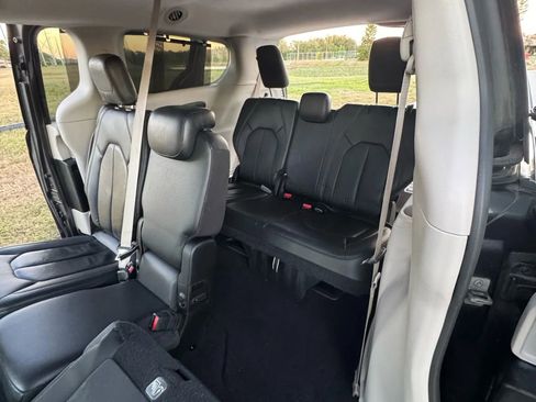 Used 2018 Chrysler Pacifica Touring-L Plus w/ Advanced Safetytec Group image 16