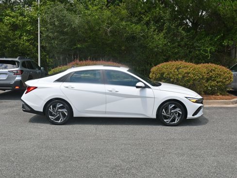 Used 2025 Hyundai Elantra Limited FWD image 5