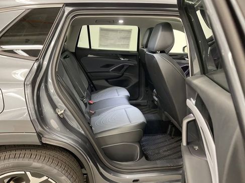 New 2025 Volkswagen Tiguan SE image 12