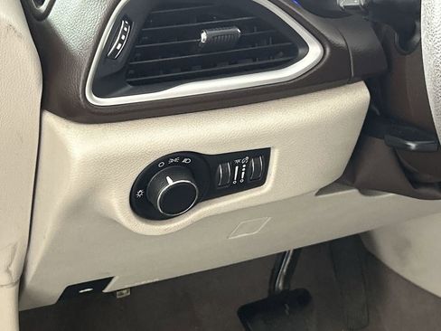 Used 2017 Chrysler Pacifica LX FWD image 12