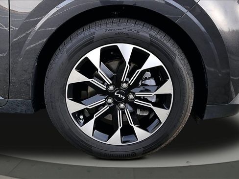 Used 2024 Kia Carnival EX image 34