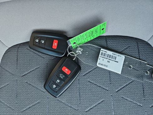 Used 2022 Toyota RAV4 XLE AWD/4WD image 21