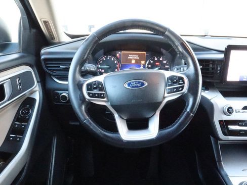 Used 2022 Ford Explorer XLT image 9