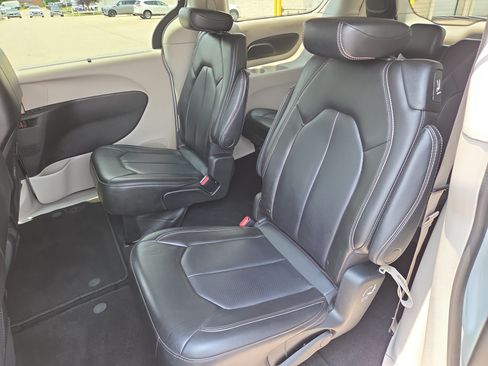 Used 2023 Chrysler Pacifica Touring-L FWD image 7