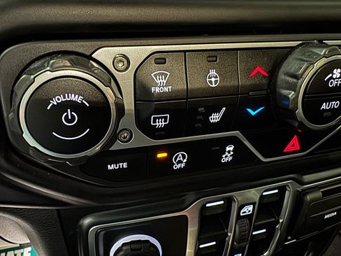 Used 2021 Jeep Wrangler Unlimited Rubicon w/ LED Lighting Group AWD/4WD image 18