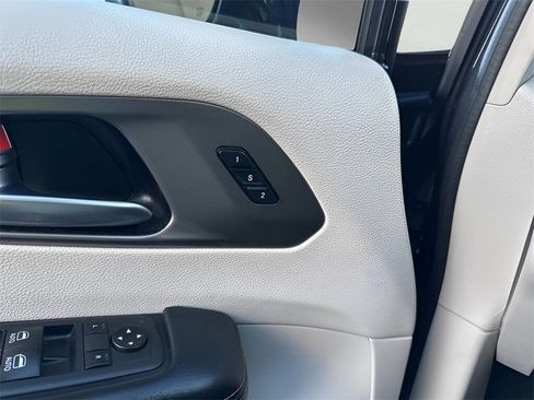 Used 2020 Chrysler Pacifica Touring-L image 13
