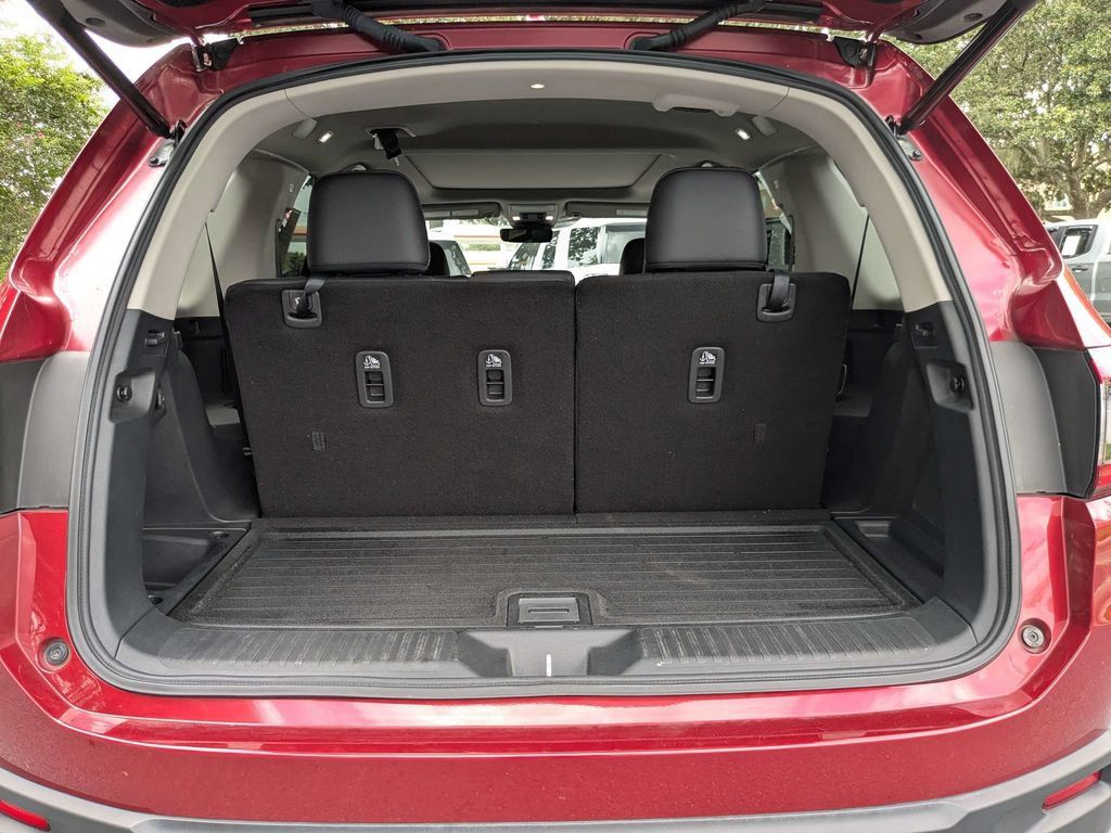 Used 2025 Honda Pilot Touring image 9