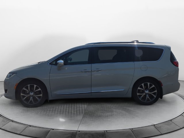 Used 2017 Chrysler Pacifica Limited FWD image 2
