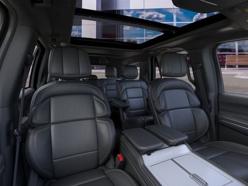 New 2026 Lincoln Navigator Reserve w/ Jet Appearance Package AWD/4WD image 9