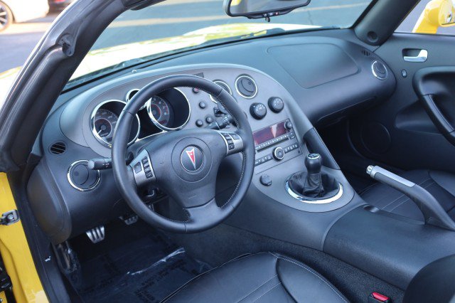 Used 2008 Pontiac Solstice GXP w/ Premium Package RWD image 24