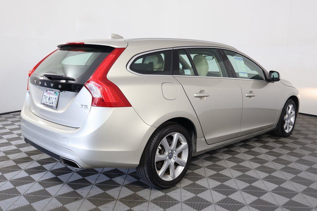 Used 2017 Volvo V60 T5 Premier w/ Convenience Package FWD image 4
